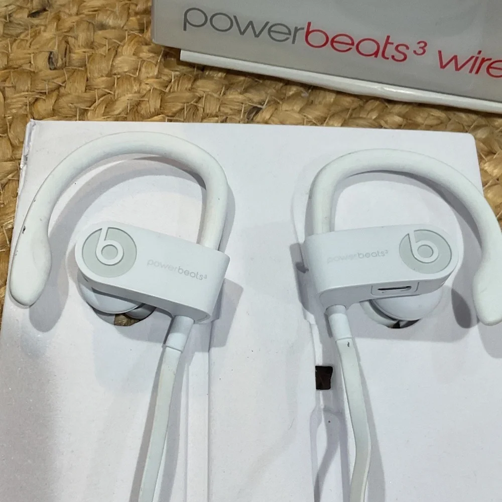 Apple Powerbeats3 Wireless Earphones in White with Carry Case and Accessories